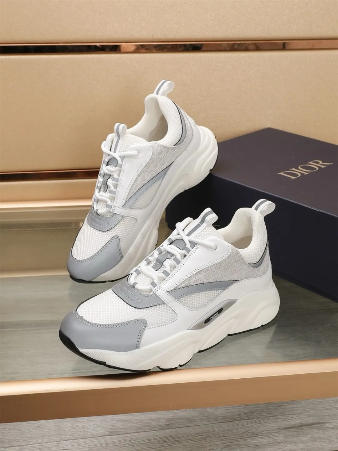 Men's shoes 💰P460💰【Dior】Dior✨ is online at the same time👏 This casual sneaker is a new product in the series and continues Di*r's classic style. The upper is made of original mesh and cow leather, with a two-color textured outsole, and the brand's iconic details on the rear collar and heel to enhance the style. Fashionable and versatile. Wear it with jeans or slacks for a casual look. Size: 38-44 (45 customized)